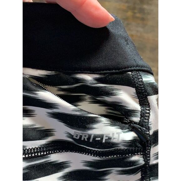 Nike dri fit running Capri athletic legging size medium ￼ - Picture 6 of 7